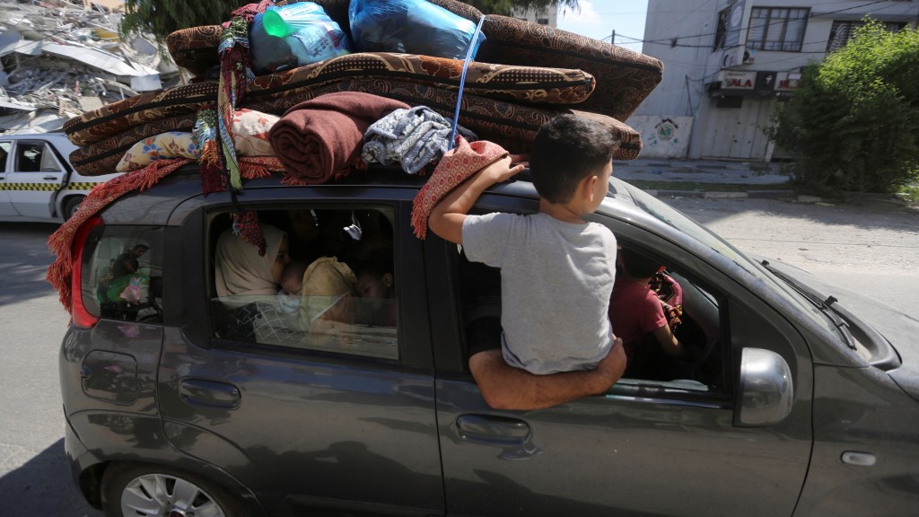 巴勒斯坦人带着家当逃离家园。 路透社