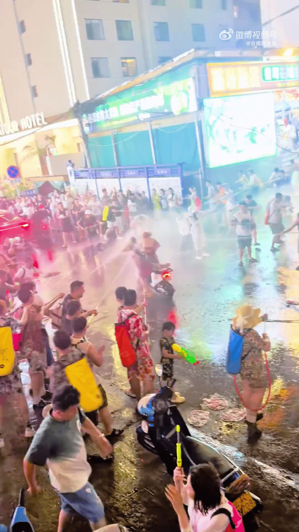 云南泼水节,两女遭高压水枪狂喷。 云南泼水节,两女遭高压水枪狂喷。