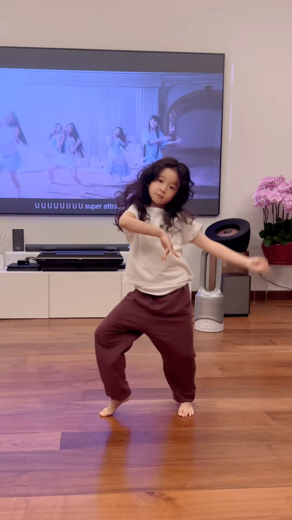 張靖在家也經常跳舞。