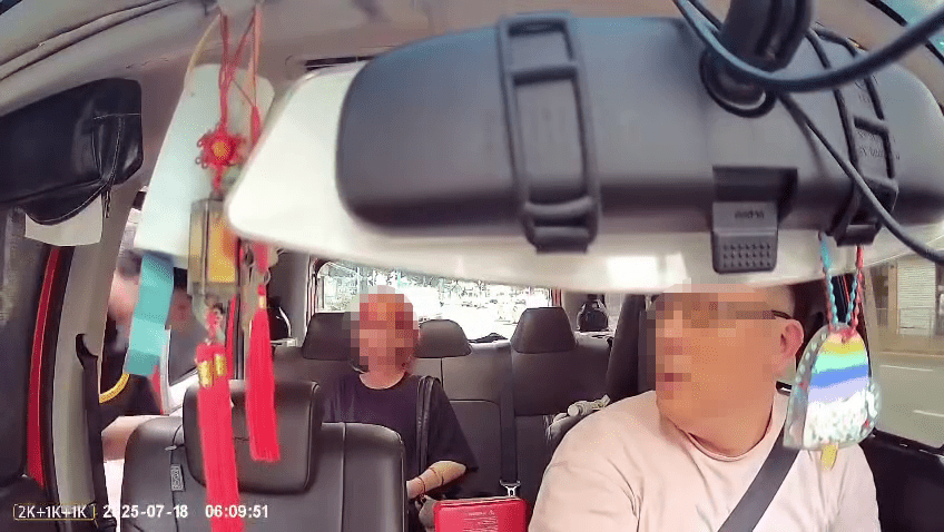女子最先上車,但坐在後座門邊不肯讓開。FB:馬路的事討論區 女子最先上車,但坐在後座門邊不肯讓開。FB:馬路的事討論區