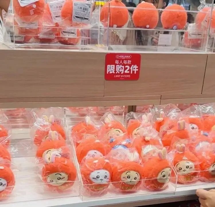 上海限定大閘蟹毛絨掛件，大受歡迎。