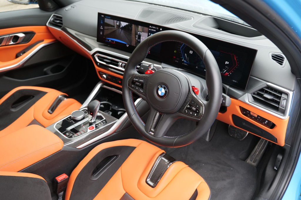 宝马BMW M3 Touring少量2023年现货正以$1,399,000起优惠价发售，相比原价便宜达30万元。车厢引用了一体式曲面12.3寸数码表板连14.9寸触控屏幕，M专用軚盘设有红色M1、M2驾驶模式快捷键。