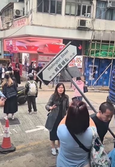 有市民在路牌下拍照。fb 車cam L（香港群組）SH Hong影片截圖  