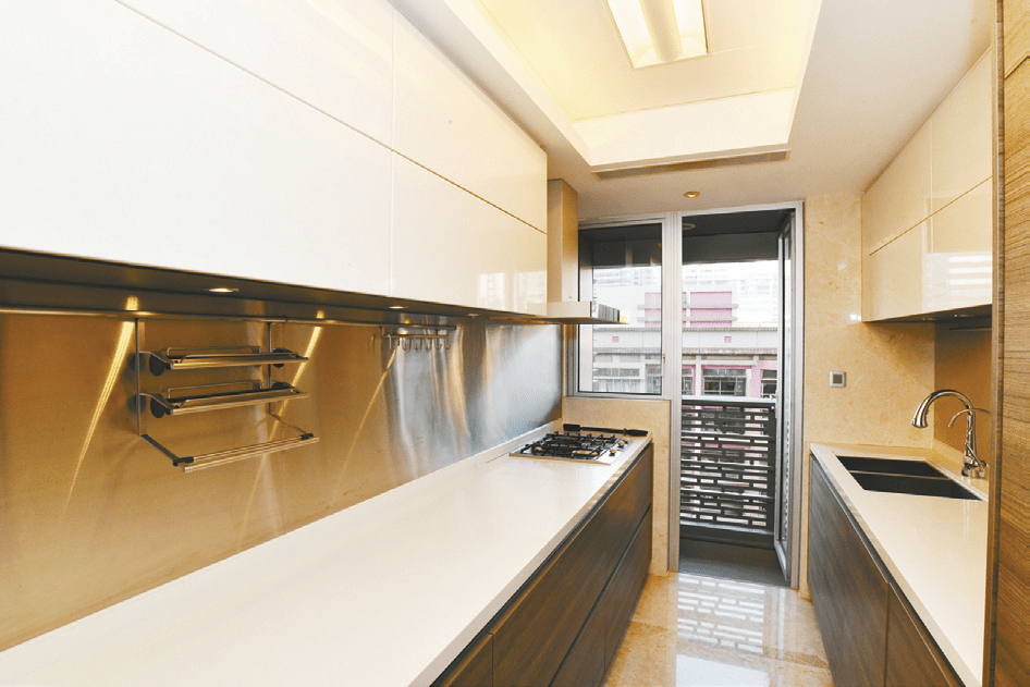 廚房採用長型設計，裝修簇新。