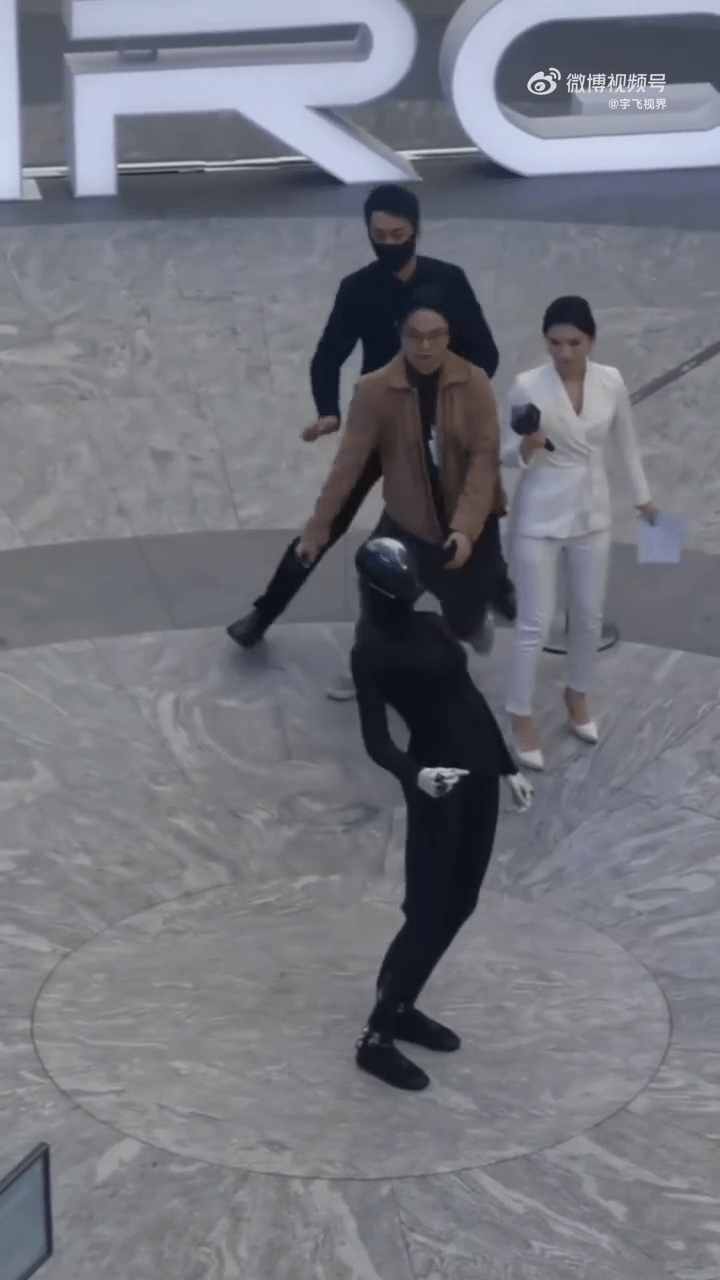 機械人IRON忽然身體向後彎曲。 機械人IRON忽然身體向後彎曲。