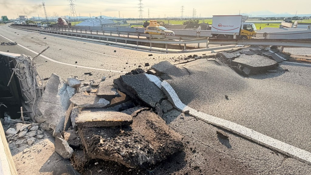 熊本高速公路路面塌陷。禤國全提供