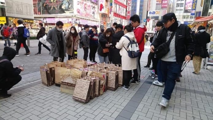 疑似中國排隊黨成功購入大批貨,擺滿大街。(網圖)