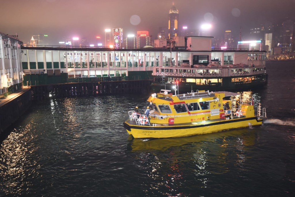 消防船到場協助搜索