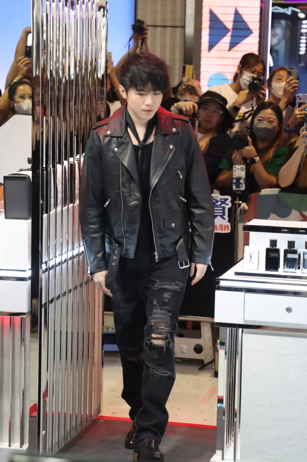 Ian陈卓贤身穿黑色皮褛、烂牛仔裤衬黑呔，以全黑打扮型爆现身。