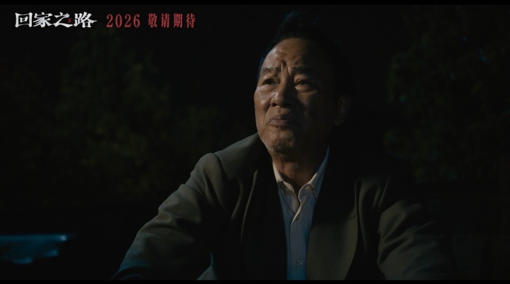 《回家之路》重现两岸“灵魂摆渡人”刘德文送老兵骨灰回大陆的经历。《回家之路》剧照