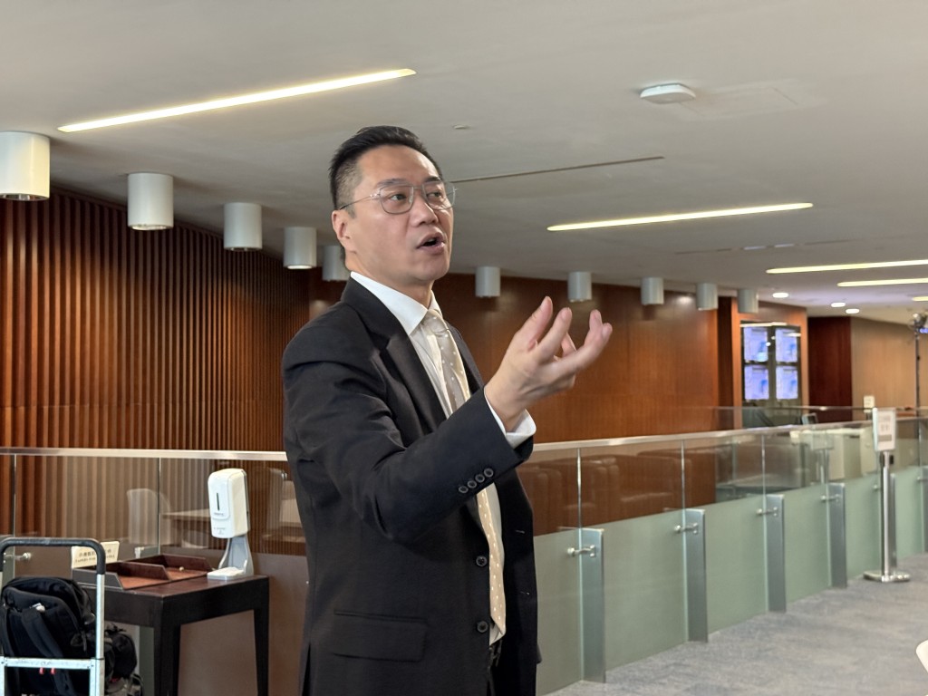 邵家輝則向記者表示,「新丁」議員聽簡介會很認真。 邵家輝則向記者表示,「新丁」議員聽簡介會很認真。