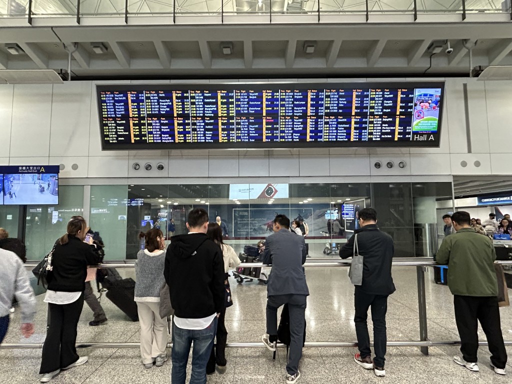 多名市民在機場接機。 多名市民在機場接機。