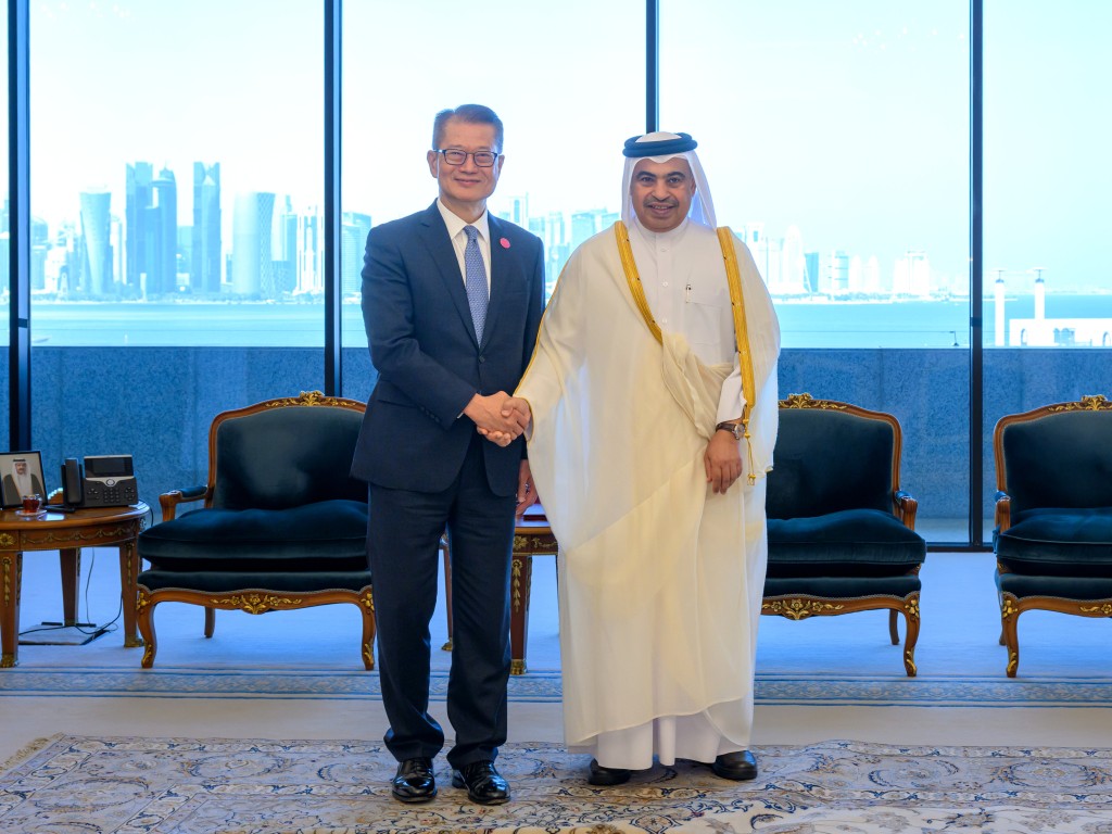 陳茂波在卡塔爾多哈,與卡塔爾財政大臣H.E. Ali bin Ahmed Al Kuwari(右)會面。陳茂波網誌 陳茂波在卡塔爾多哈,與卡塔爾財政大臣H.E. Ali bin Ahmed Al Kuwari(右)會面。陳茂波網誌
