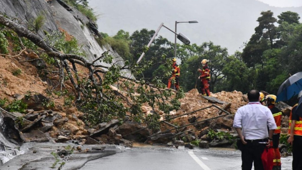 西贡北潭路上周三（8日）在红色暴雨警告生效期间山泥倾泻。资料图片