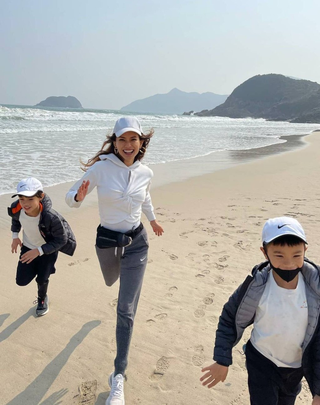 Race掛念家姐及兩個姨甥仔,Rosanne亦想3月到新加坡陪妹妹生B。