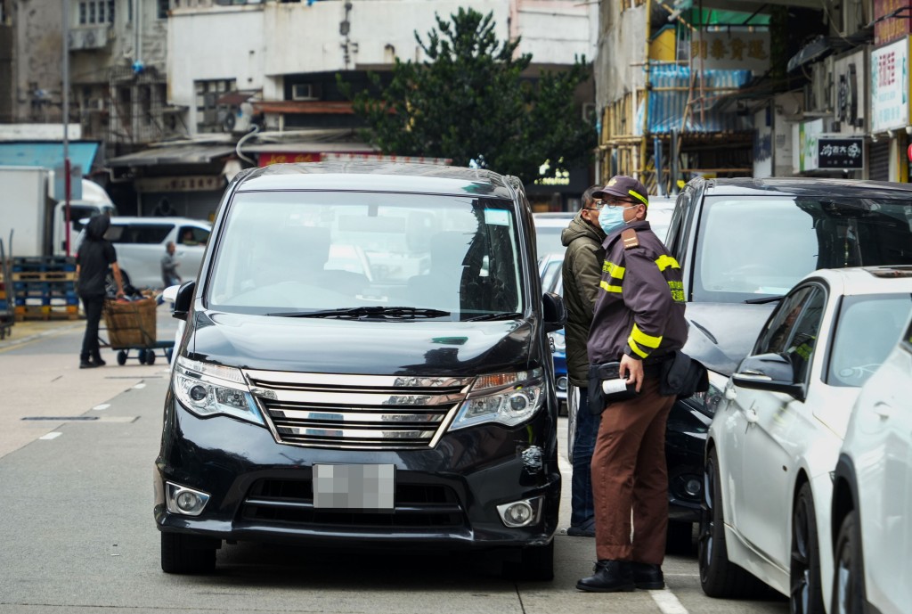 政府將檢討違例泊車等交通罰款。資料圖片