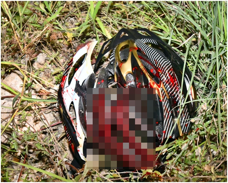 現場遺下一個損毀的染血頭盔。