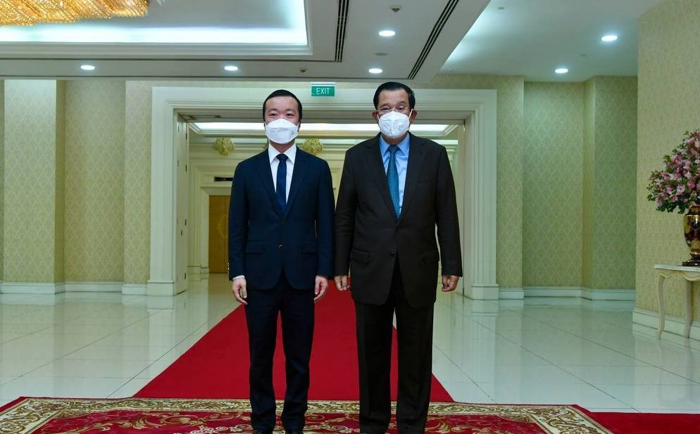 太子集團(Prince Group)創始人陳志與柬埔寨前首相洪森。《柬中時報》 太子集團(Prince Group)創始人陳志與柬埔寨前首相洪森。《柬中時報》