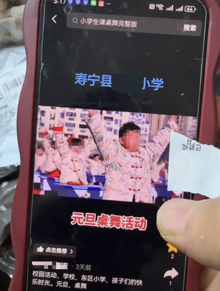 福建有小学家长滥用无理由退货，将大批已穿著的表演服退回。极目新闻