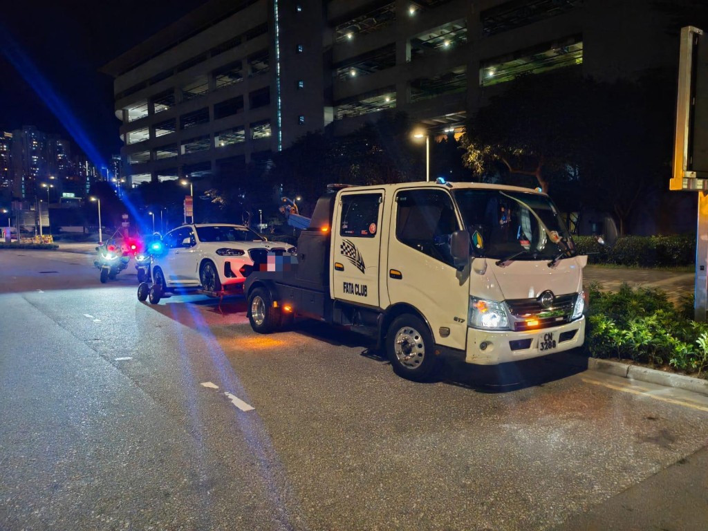 警方啟德體育園周邊打擊交通違例拖走3車。警方圖片 警方啟德體育園周邊打擊交通違例拖走3車。警方圖片