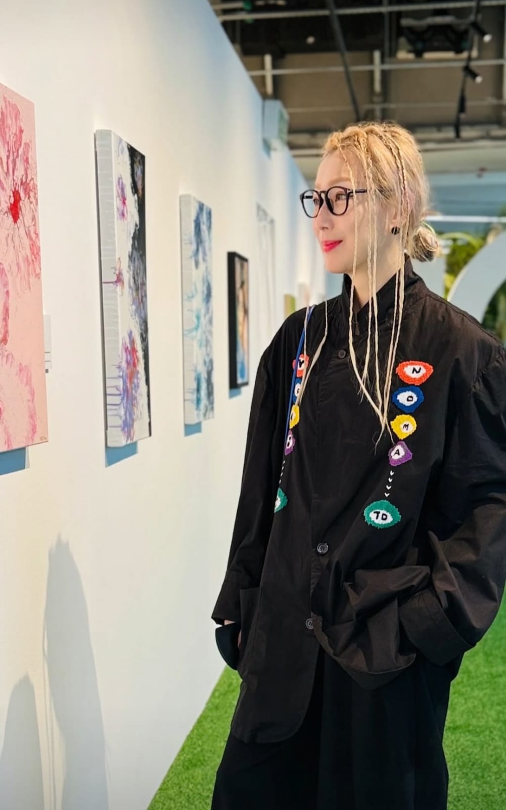 鄧麗欣舉辦個人畫展，鄭秀文前往欣賞。