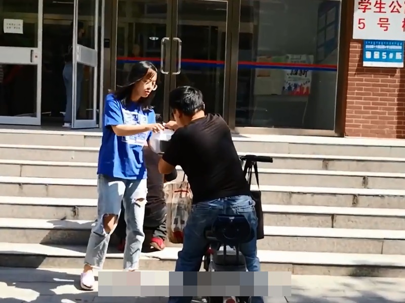 學生不急的就要等，換另一人送。影片截圖