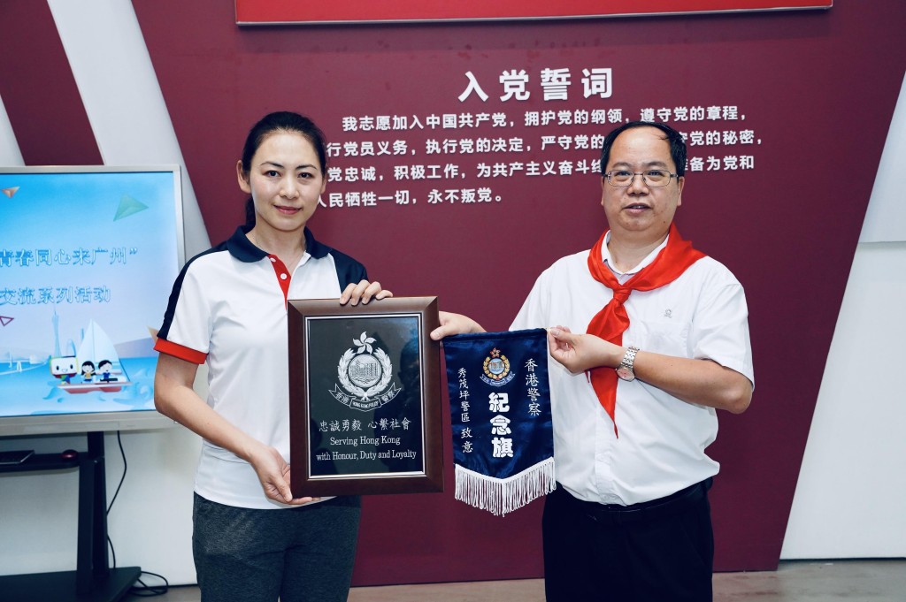 秀茂坪警区指挥官谢翠恩总警司与广州市少年宫副主任杨伟文互赠纪念品。少年警讯图片