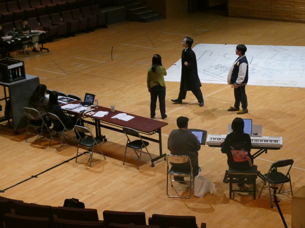 副校長（學術）文國瑞強調AI只能作為工具，不能取代創作的靈魂。圖為學院學生進行戲劇排演。