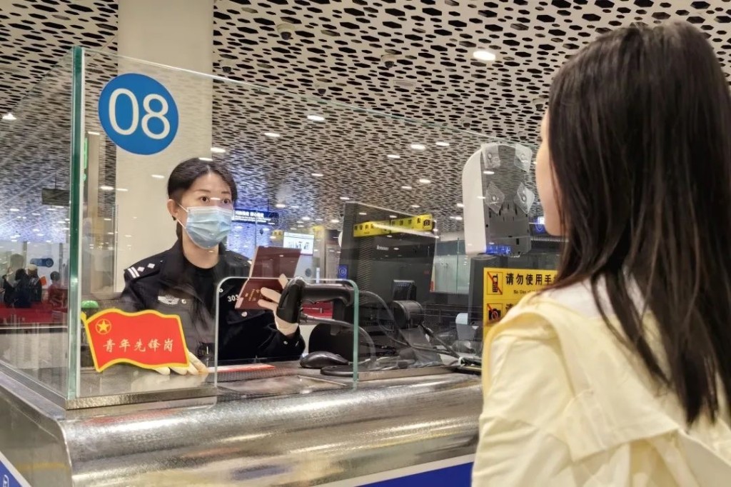 當局提醒民眾出行前檢查旅遊證件，並預留過關時間。 深圳邊檢
