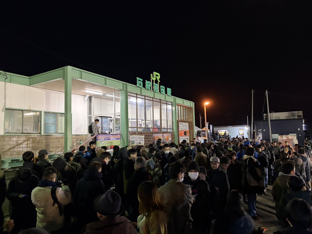 JR留萌井線｜民眾打蛇餅等搭尾班車。 X@ms2_sfc