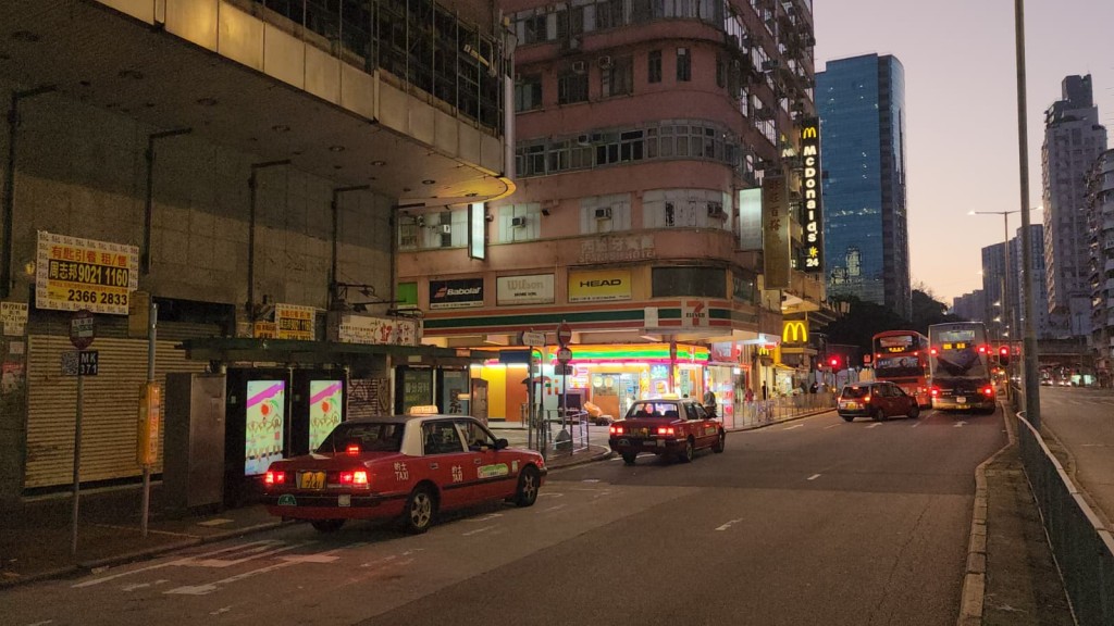 一名男子在亚皆老街105号对开灯位要求上车,遭巴士车长拒绝。黎志伟摄 一名男子在亚皆老街105号对开灯位要求上车,遭巴士车长拒绝。黎志伟摄