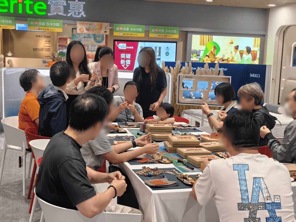 入境處經調查採取拘捕行動，帶走懷疑在商場工作的黑工。