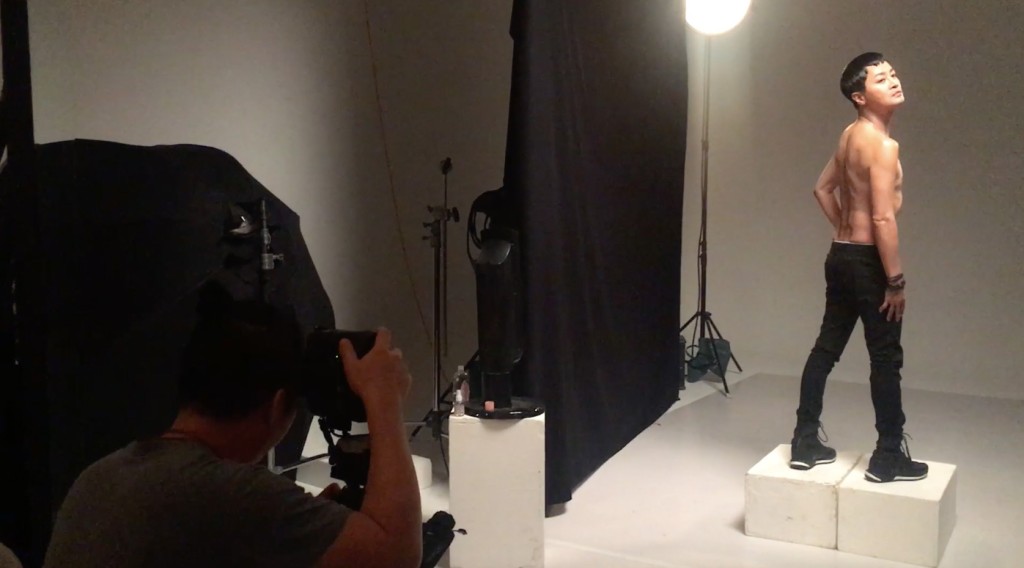 迪伟影海报晒背肌