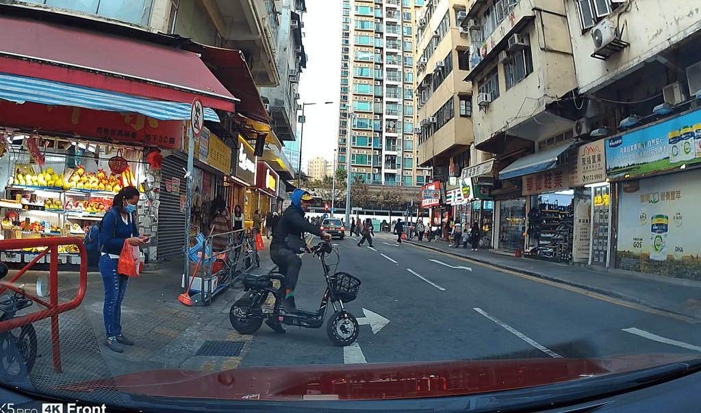 男子畀油驅動電動單車向前。fb：車cam L（香港群組）