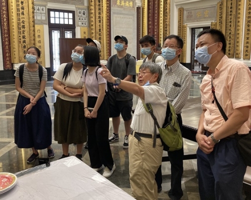 「國史教育中心（香港）」校監丁新豹(前右二），過往曾多次帶學生出外考察。