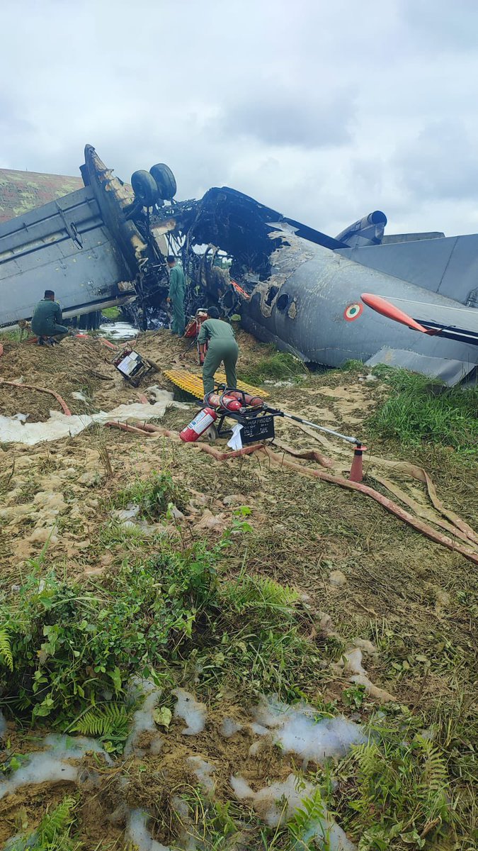 印度空軍AN-32運輸機墜毀斷成2截。 X@AdityaRajKaul 印度空軍AN-32運輸機墜毀斷成2截。 X@AdityaRajKaul