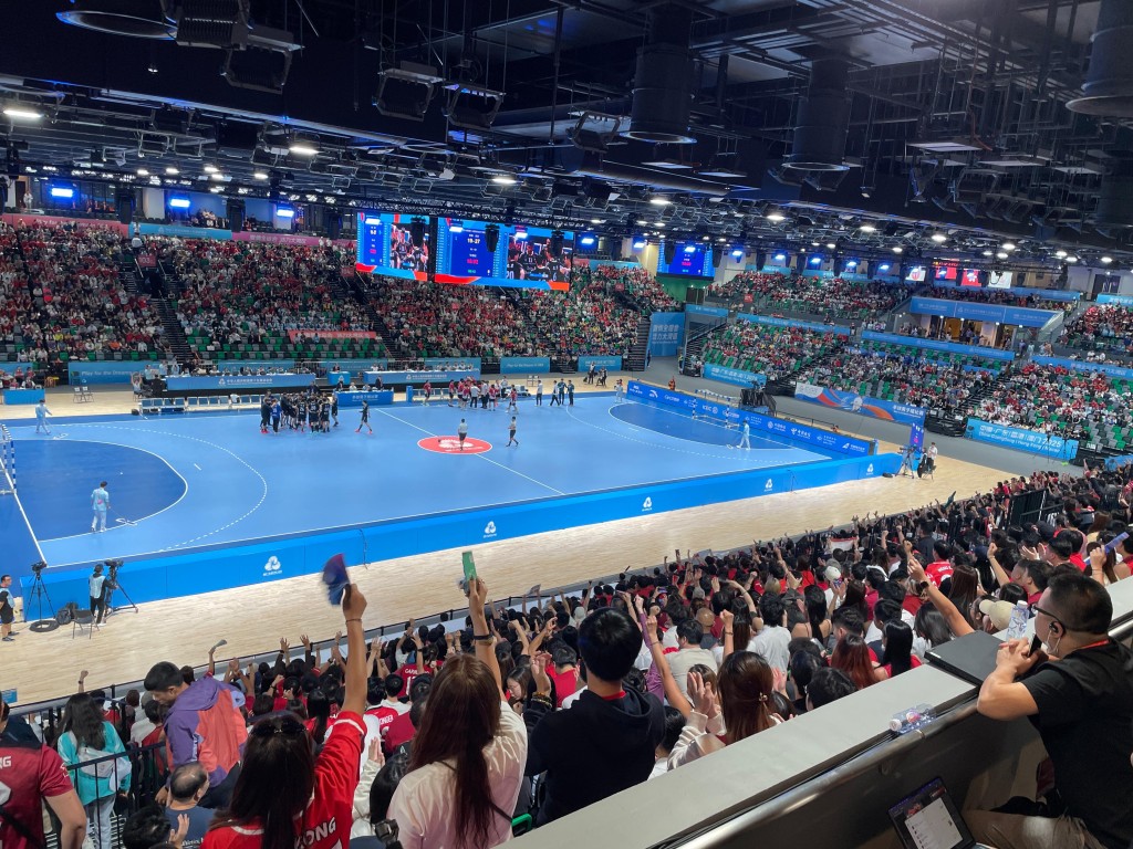 手球賽可供售票6千張,今日共售出5710張,場內氣氛熾熱。徐嘉華攝 手球賽可供售票6千張,今日共售出5710張,場內氣氛熾熱。徐嘉華攝
