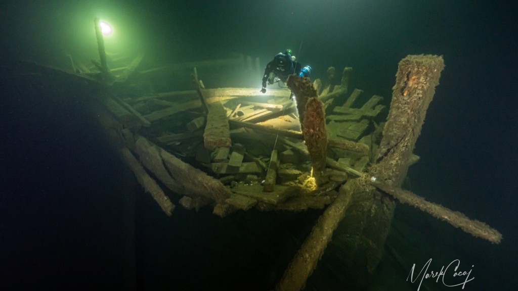 潜水员搜索该艘19世纪沉船。 路透社