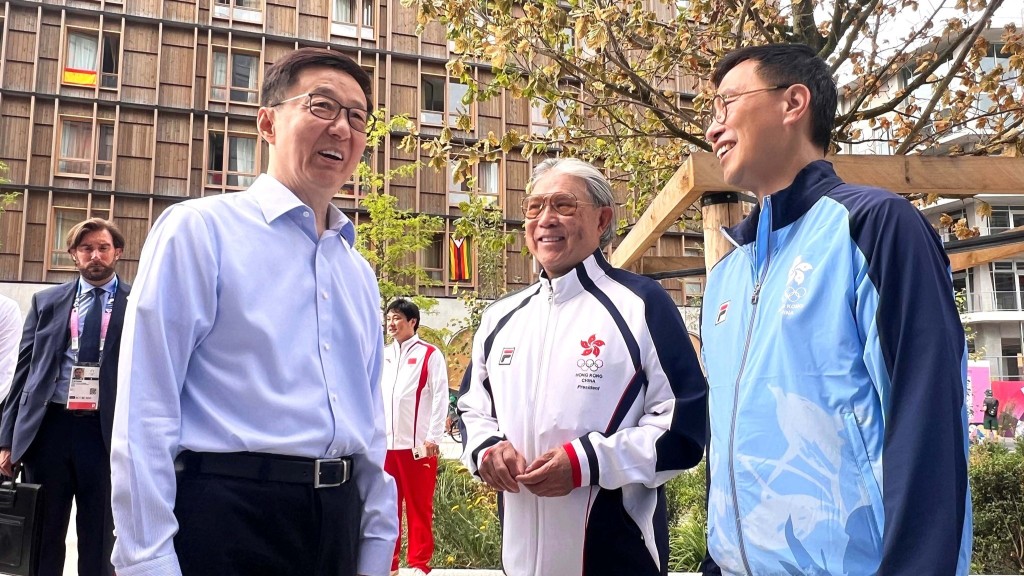 國家副主席韓正抵達選手村,為國家隊運動員打氣,與楊潤雄一行人短暫交流。(港協暨奧委會社交網頁)