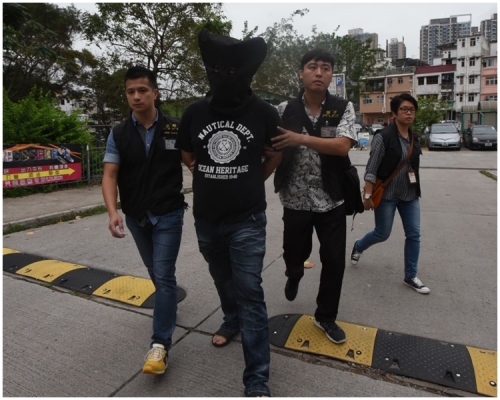 疑犯因有大肚腩而被認出。