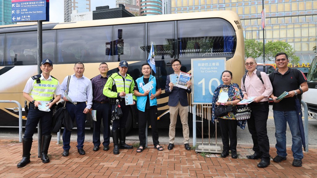 五一黃金周|警方及旅遊業界視察星光大道 打擊旅遊巴霸佔上落客位