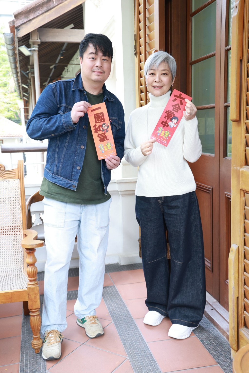  翁子光和Elaine祝讀者都能和氣兼生財。