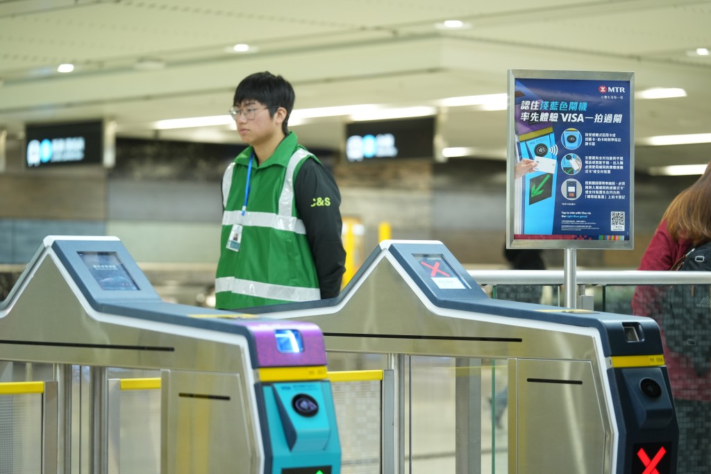 港铁今日推出感应式信用卡出入闸新服务，并以浅蓝色提示。刘骏轩摄