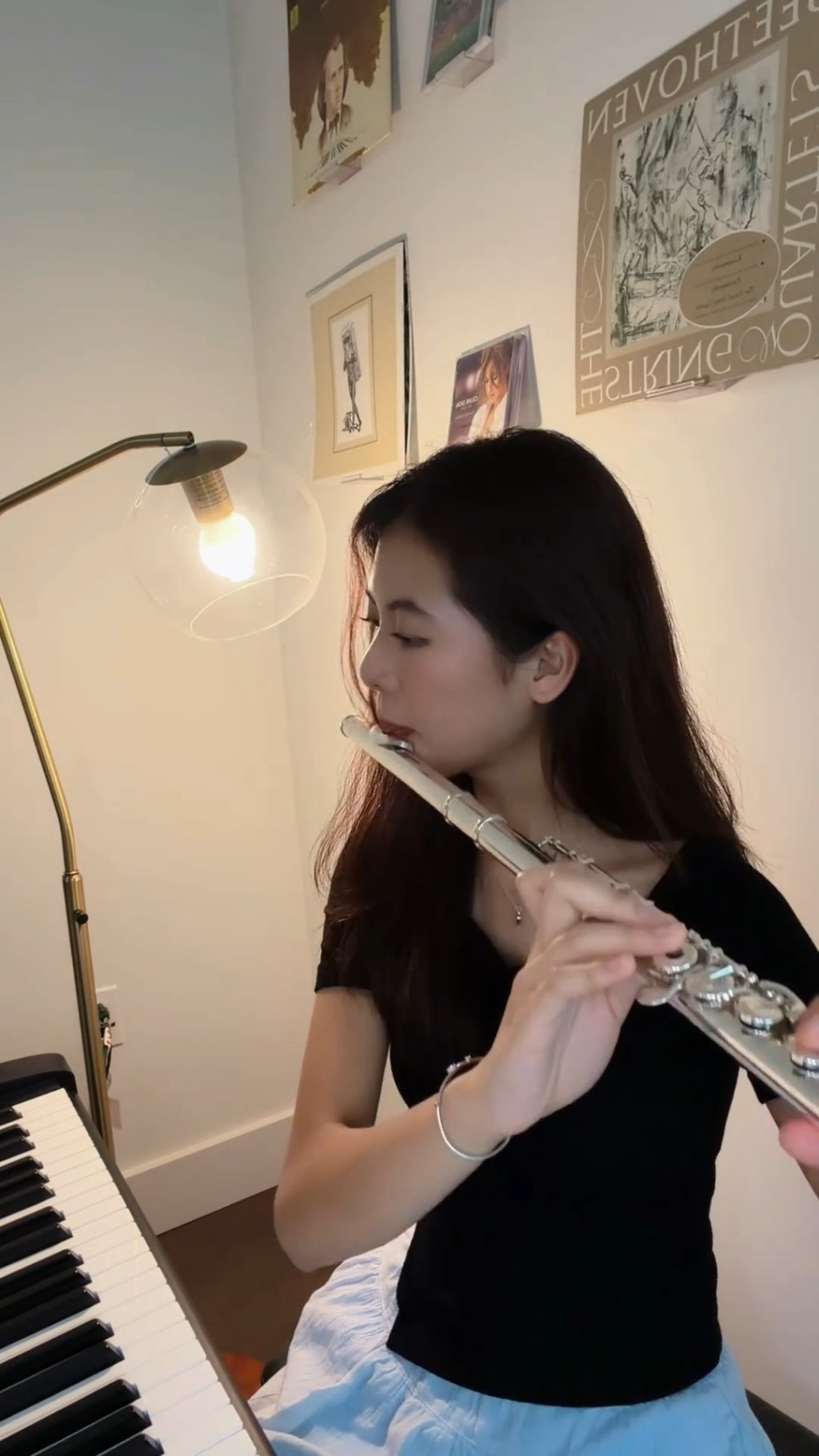 網民大讚劉蒔氣質出眾，化身長笛女神。