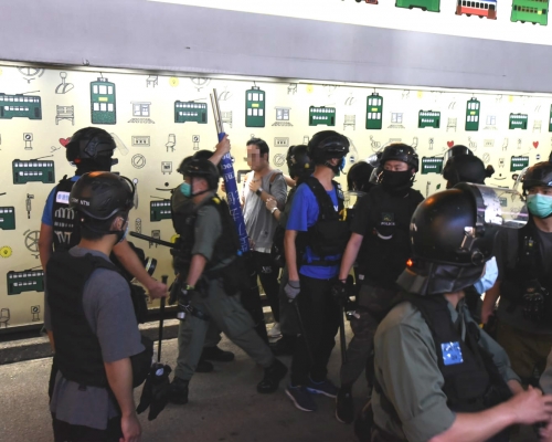 警方制服多人。
