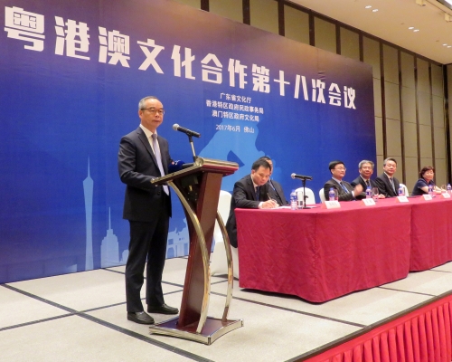 劉江華在會議上作總結發言。