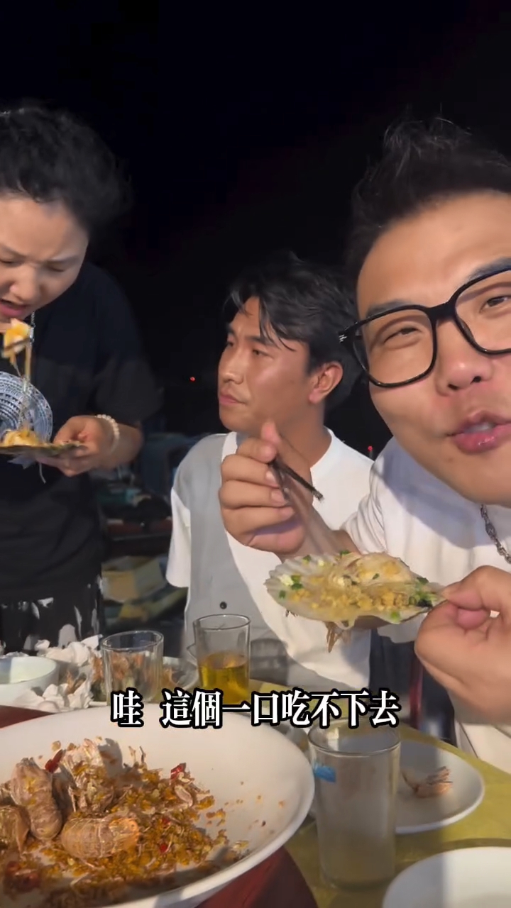 李金凱身邊有一神秘女子貼身照顧,原來她是李金凱的二姐。 李金凱身邊有一神秘女子貼身照顧,原來她是李金凱的二姐。