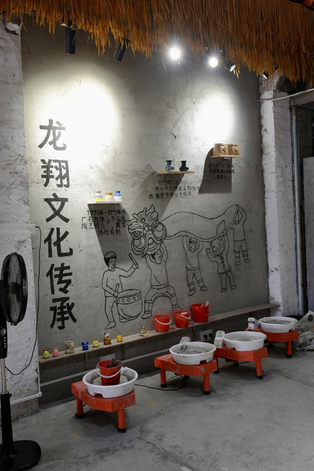 工作坊於龍翔陶藝工房內進行,環境寬闊。(圖片來源:《親子王》) 工作坊於龍翔陶藝工房內進行,環境寬闊。(圖片來源:《親子王》)