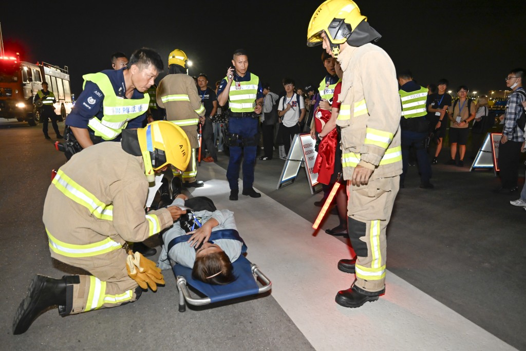 演習模擬一架載有120人的離港客機，在中跑道滑行時突然中止起飛。