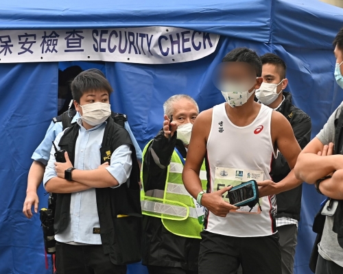 有跑手衣服上寫有「香港加油」字眼。